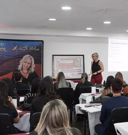 Gracielle ministrando aula teórica